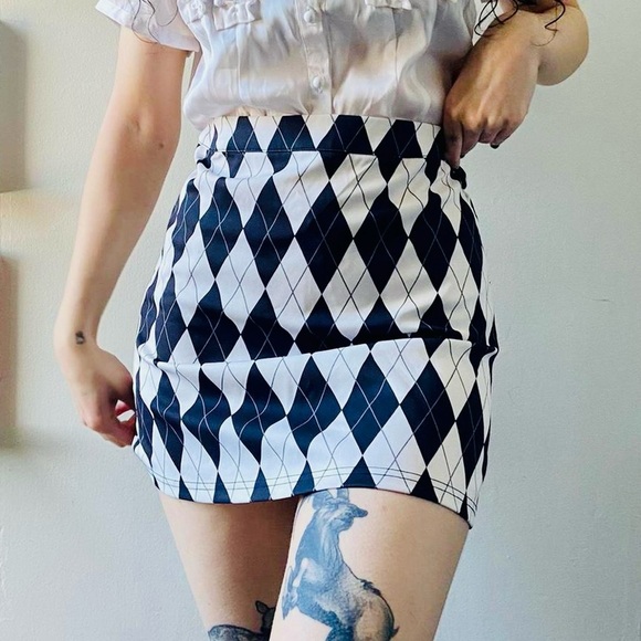 NWT XS Dolls Kill Sugar Thrillz She’s Jeepin’ Around Mini Skirt Argyle blk/white - Picture 4 of 8